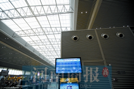 　鄭州東站三樓候車大廳，雖然空調(diào)處有涼風吹出，但陽光通過頂棚照進，導致整個大廳的空調(diào)制冷效果不明顯