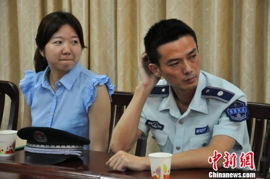 圖為參與“體驗(yàn)式執(zhí)法”的兩名城管隊(duì)員?！埱邸z