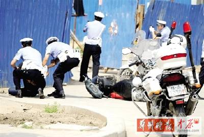 　一名歹徒被抓獲，另一名歹徒持槍劫持了一名門衛(wèi)。