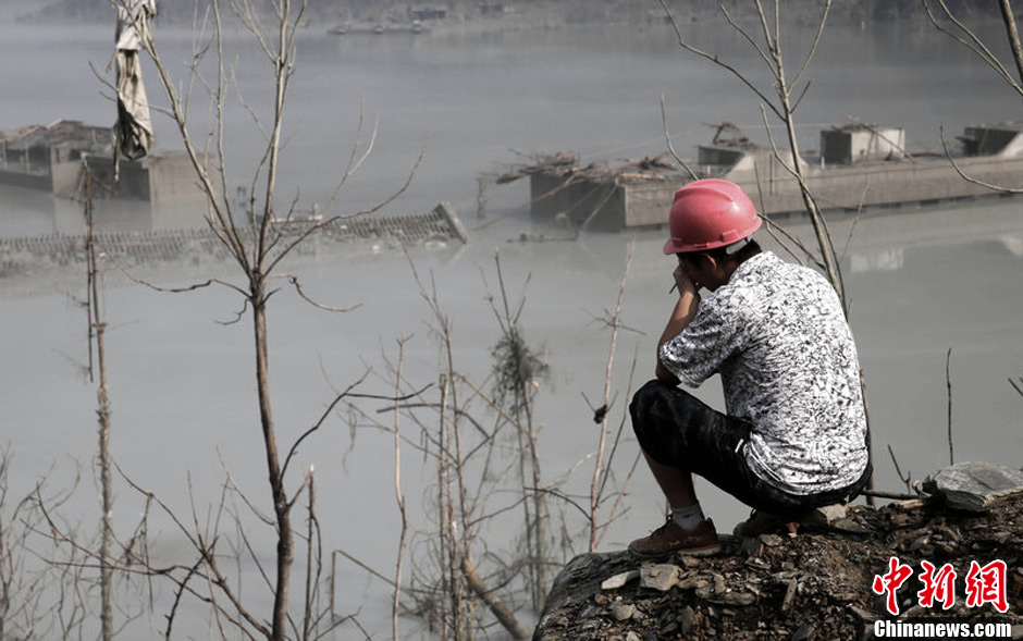 7月14日，四川綿陽，在水下沉寂了5年多的北川漩坪鄉(xiāng)浮出水面，如海市蜃樓飄浮在堰塞湖水面，回來看自己