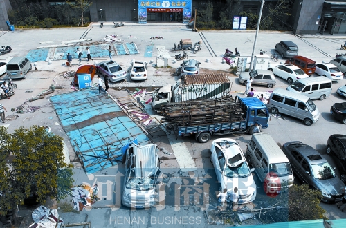 昨日上午，事發(fā)現(xiàn)場仍停有多輛被砸變形的汽車