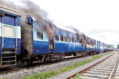 19日，撞人的火車(chē)被民眾點(diǎn)燃。