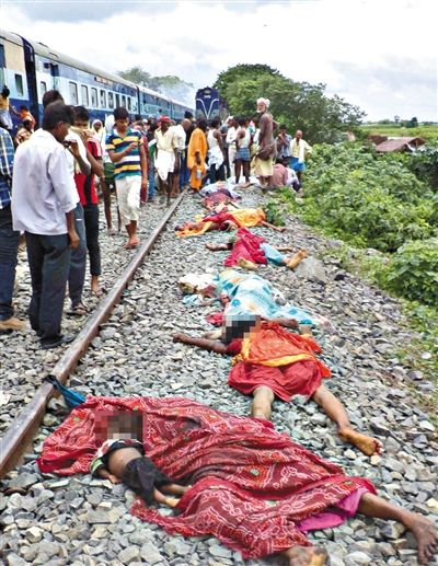 19日，事故現(xiàn)場(chǎng)遇難者的遺體。