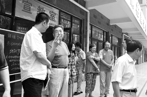 盧法舜（左二）伸出兩根手指，建議實行2元通票制。