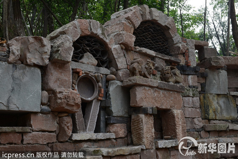 2013年9月23日，有網(wǎng)友近日?qǐng)?bào)料重慶一所大學(xué)正在修建稀奇古怪的校大門