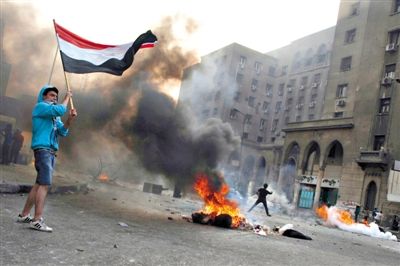 6日，穆爾西和穆兄會(huì)的支持者在開羅街頭示威，與警方發(fā)生沖突。消失了三個(gè)多月的前總統(tǒng)穆爾西將于下月受審。