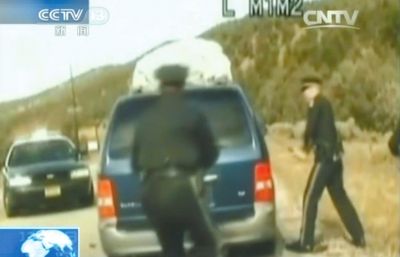 費(fèi)雷爾再次上車(chē)，警察拿警棍砸車(chē)窗。