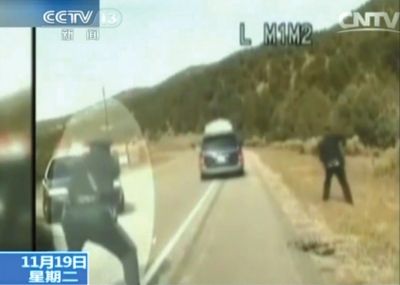 費(fèi)雷爾駕車(chē)逃走，警察連開(kāi)數(shù)槍。央視截圖