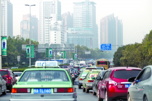 緯二路、順河路、城北路等路口雖多，卻比走金水路省時(shí)