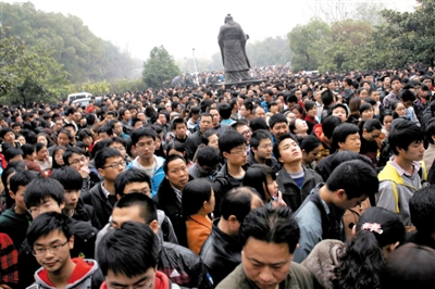 去年3月16日，武漢華中科技大學，“北約”、“華約”、“卓越”聯(lián)盟自主招生選拔考試湖北考點，考生等待進場。 圖/CFP