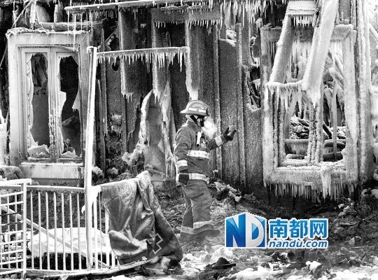 消防員用蒸汽機融化救火后殘留的冰層，尋找遇難者遺