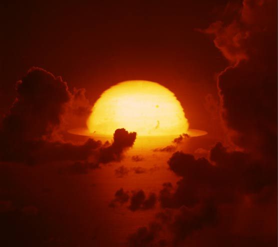 1961年，南太平洋上空，氫彈爆炸后的大火球開始擴(kuò)散。