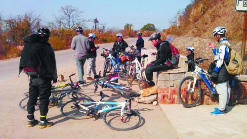 1月21日，他們路過湖南中路鋪鎮(zhèn)，在路邊短暫休息。