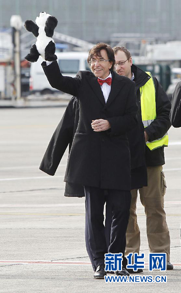 2月23日，在比利時首都布魯塞爾的國家機場，比利時首相迪呂波手舉熊貓玩具歡迎大熊貓“星徽”和“好好”