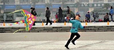 昨日，省會(huì)天氣晴好，春意盎然。上午，在綠城廣場(chǎng)，一個(gè)小女孩在快樂(lè)地放風(fēng)箏。