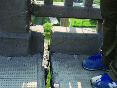 圖為大橋17號墩處橋面裂縫。梅建明 攝