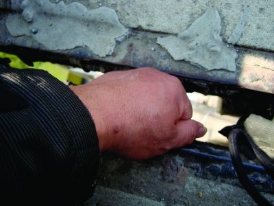 圖為大橋17號墩處橋面裂縫。梅建明 攝