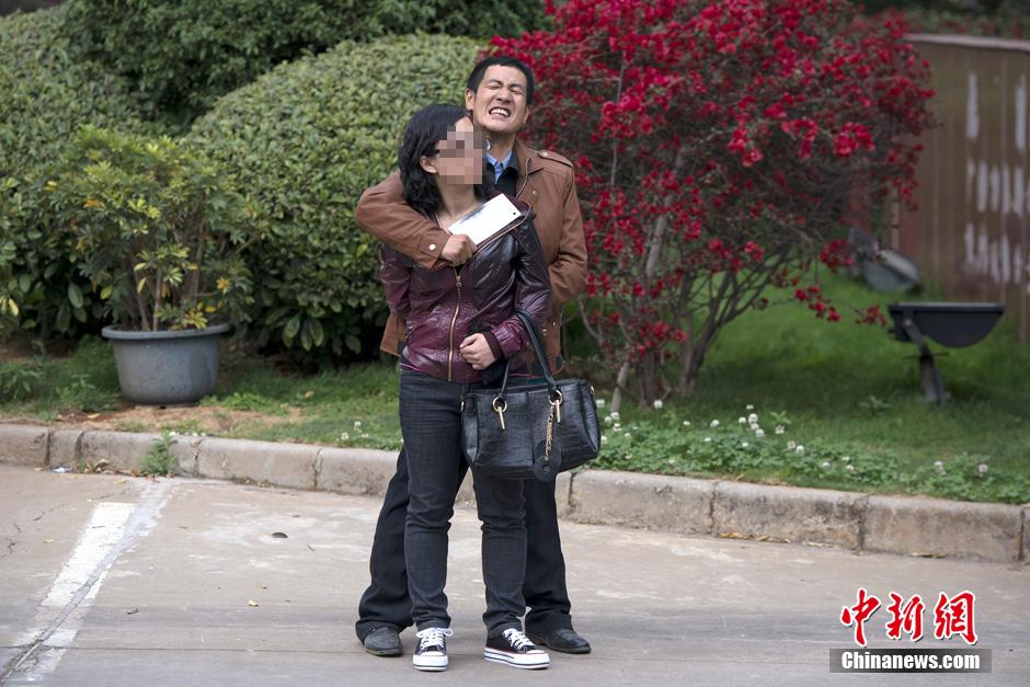 4月8日，劫持者與警方對峙。