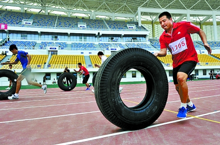 8月15日，運(yùn)動(dòng)員們正在進(jìn)行推輪胎賽跑。