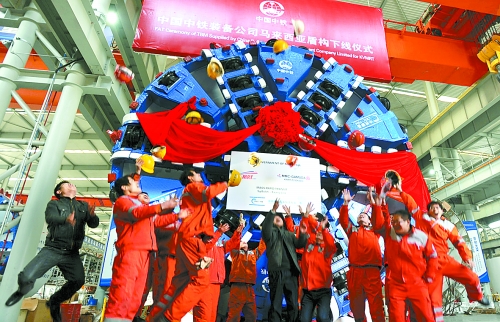 1月3日，由中鐵裝備公司設(shè)計制造的2臺中國中鐵盾構(gòu)在鄭州正式下線