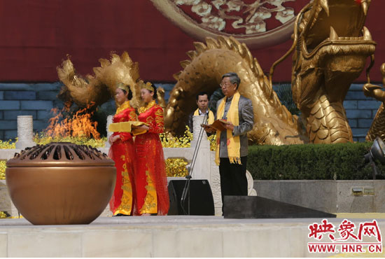 中華炎黃文化研究會會長許嘉璐宣讀拜祖大典拜祭文。映象網(wǎng)記者 邵恰 攝