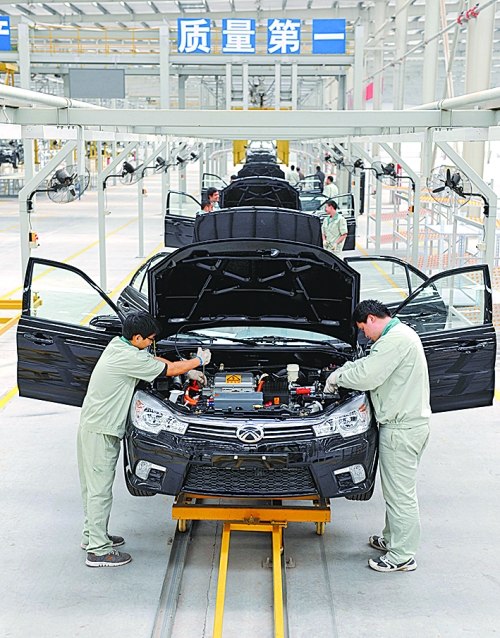 　　4月16日，新鄉(xiāng)市新能電動(dòng)汽車有限公司的工作人員在電動(dòng)汽車生產(chǎn)流水線上作業(yè)。目前，新鄉(xiāng)現(xiàn)有規(guī)模以