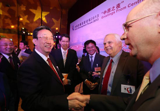 3月24日晚，省委書記、省長(zhǎng)郭庚茂在參加中國(guó)發(fā)展高層論壇“中原之夜”活動(dòng)時(shí)與外商親切握手交談。