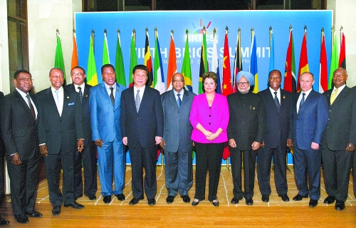 　3月27日，國家主席習近平在南非德班出席金磚國家領(lǐng)導人與非洲國家領(lǐng)導人對話會。這是與會領(lǐng)導人集體合