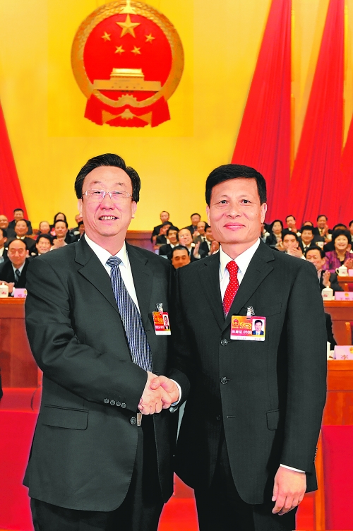 4月2日上午，新當(dāng)選的省人大常委會(huì)主任郭庚茂與新當(dāng)選的省人民政府省長(zhǎng)謝伏瞻親切握手。郭宇 董亮 攝