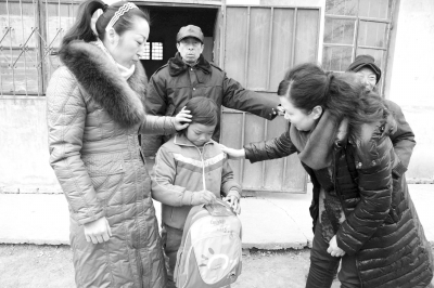 湯陰：新春送溫暖愛(ài)心一幫一