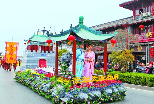 2013中國(guó)(開封)清明文化節(jié)舉行大巡游活動(dòng)。記者 鄧放 攝