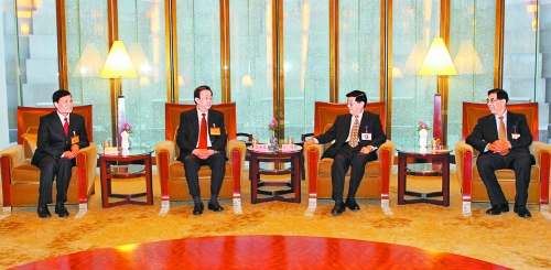 　3月24日，國務(wù)院發(fā)展研究中心主任李偉在北京會見了前來出席中國發(fā)展高層論壇“中原之夜”活動的河南省