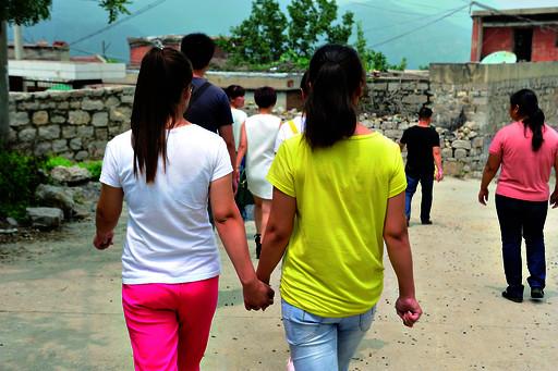 送記者離開時(shí)，姐妹倆一直手牽著手