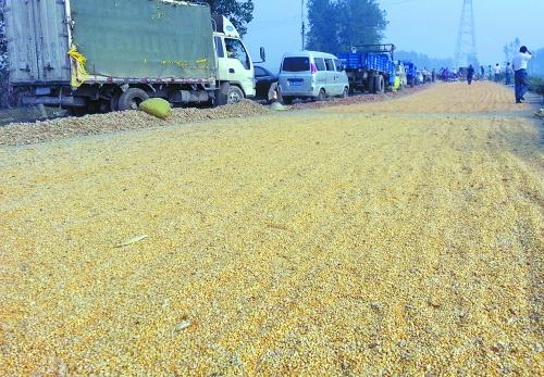 河南漯河村民強(qiáng)行攔車收5元過路費 致107國道擁堵 河南漯河村民強(qiáng)行攔車收5元過路費 致107國道擁堵