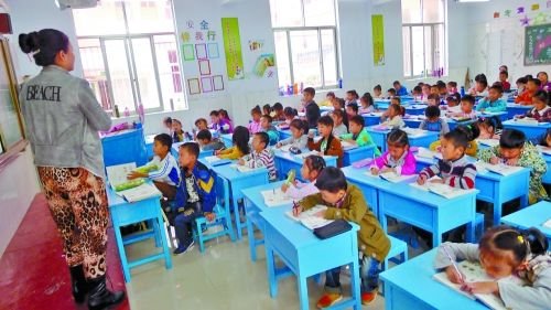 有的課桌直抵講臺(tái),學(xué)生眼睛離黑板非常近。