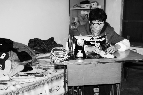 商丘老太賣(mài)鞋墊養(yǎng)活外孫女