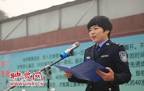滎陽美女警官進(jìn)校園普法演講 2600師生收獲良多 滎陽美女警官進(jìn)校園普法演講 2600師生收獲良多