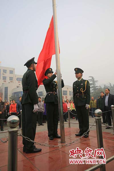 滎陽美女警官進(jìn)校園普法演講 2600師生收獲良多 滎陽美女警官進(jìn)校園普法演講 2600師生收獲良多