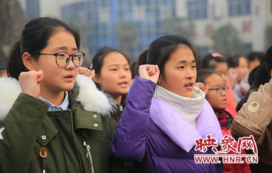 滎陽美女警官進(jìn)校園普法演講 2600名師生收獲良多 滎陽美女警官進(jìn)校園普法演講 2600名師生收獲良多