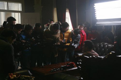 各路媒體記者探班《大河兒女》現(xiàn)場(chǎng)。