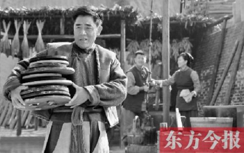 陳寶國(guó)在《大河兒女》中飾演男一號(hào)、燒制鈞瓷的手藝人賀焰生