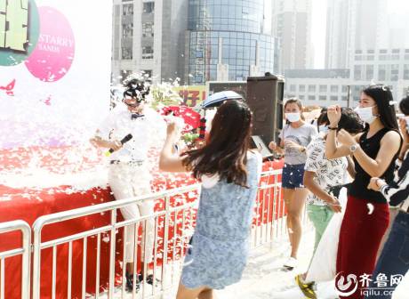 煙臺千人“枕頭大戰(zhàn)”迎中秋