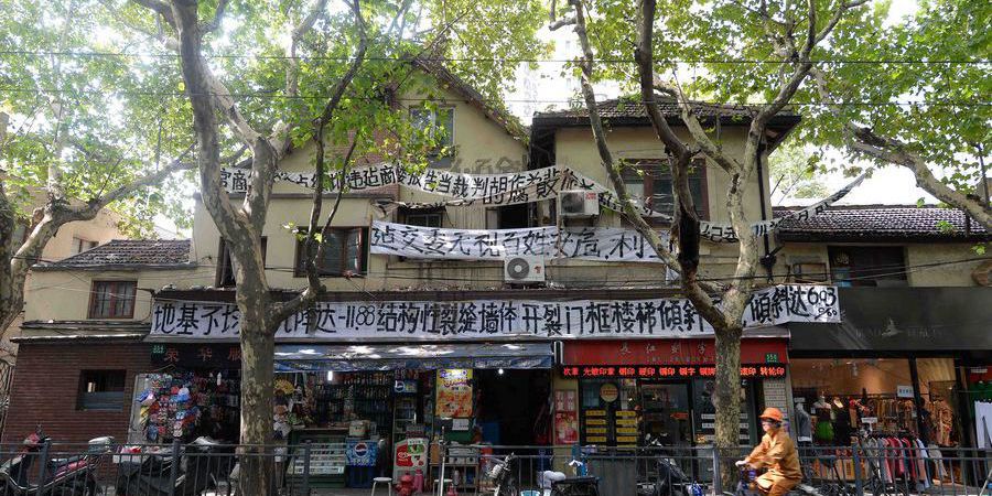 上海小區(qū)掛滿(mǎn)白色橫幅陰森如