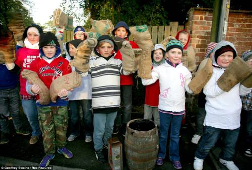 英國傳統比賽 選手扛“火桶”一路狂奔