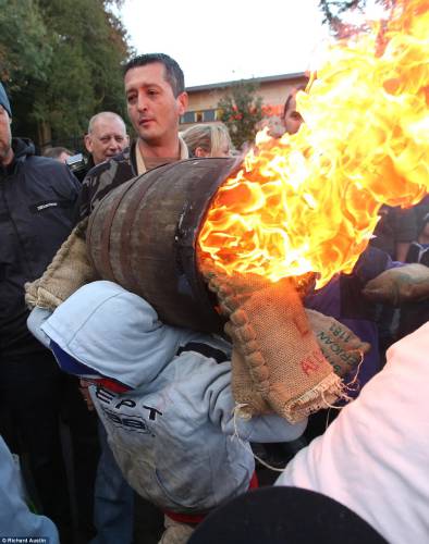 英國傳統比賽 選手扛“火桶”一路狂奔