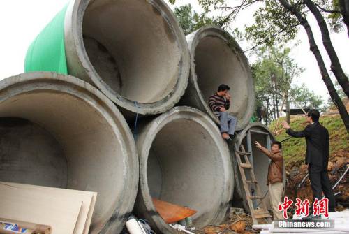 妻雙十一敗家 男子抱稻草人夜宿涵洞 妻雙十一敗家 男子抱稻草人夜宿涵洞