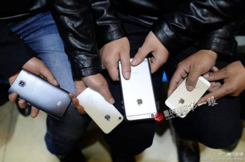 4名男子坐飛機(jī)行乞 戴名表用蘋果手機(jī) 4名男子坐飛機(jī)行乞 戴名表用蘋果手機(jī)