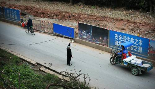 大媽風中托舉電纜半小時