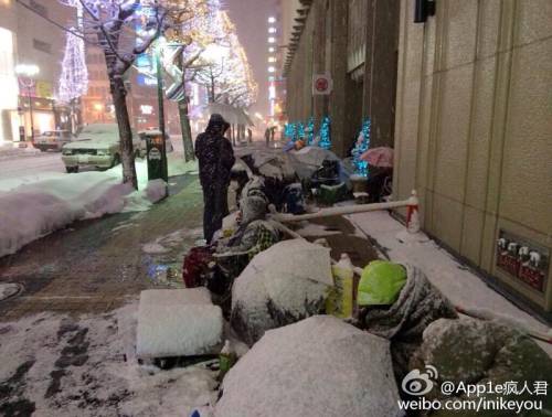 日本果粉雪夜排隊 警察拍肩確認(rèn)死活