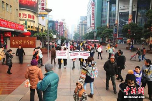 上海女青年舉牌抗拒逼婚 上海女青年舉牌抗拒逼婚